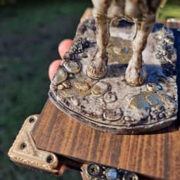 Sculpture on base, photo 7